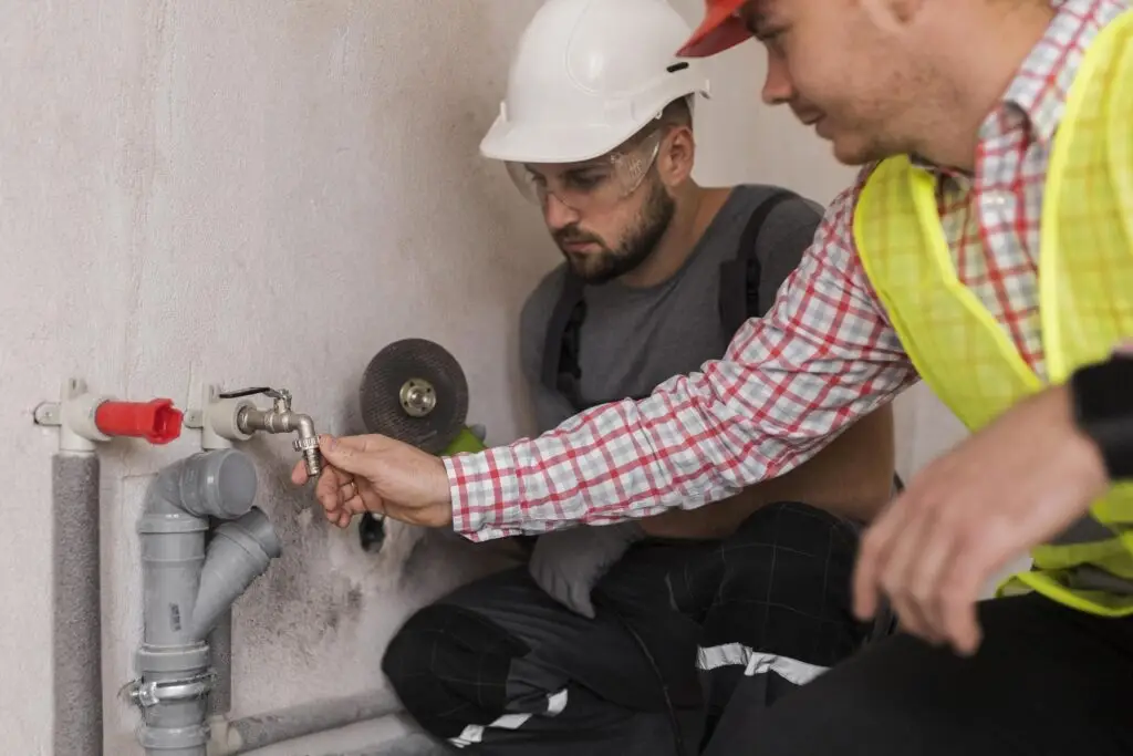 debouchage canalisation charleroi montrant deux professionnels de plomberie