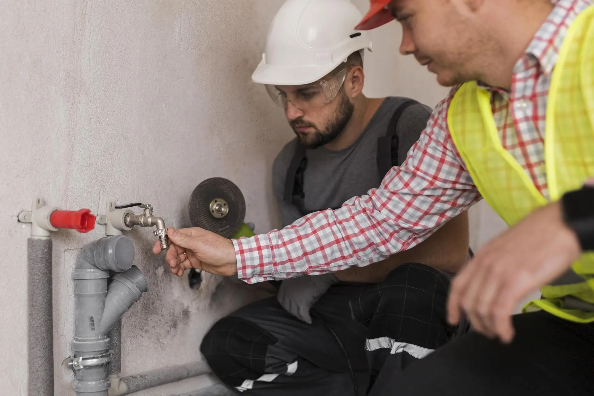 debouchage canalisation charleroi montrant deux professionnels de plomberie