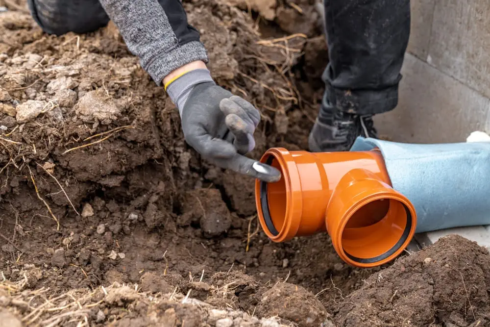 Pose de canalisation lors d'une intervention de débouchage à Verviers par un professionnel