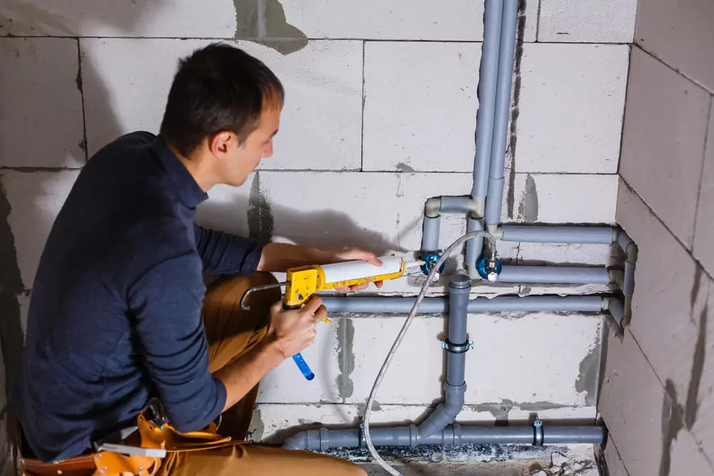 Plombier réalisant une opération de débouchage canalisation Wavre dans une installation intérieure