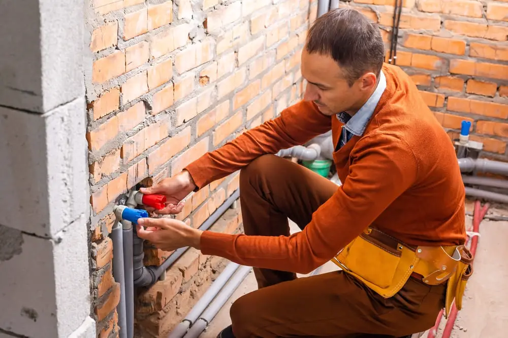 Débouchage canalisation Zaventem : Plombier intervenant sur une canalisation intérieure à Zaventem pour un débouchage ou un réglage du système d'eau