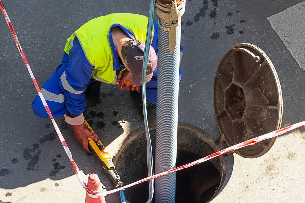 Technicien effectuant un débouchage canalisation, Rixensart prix accessible pour une intervention rapide