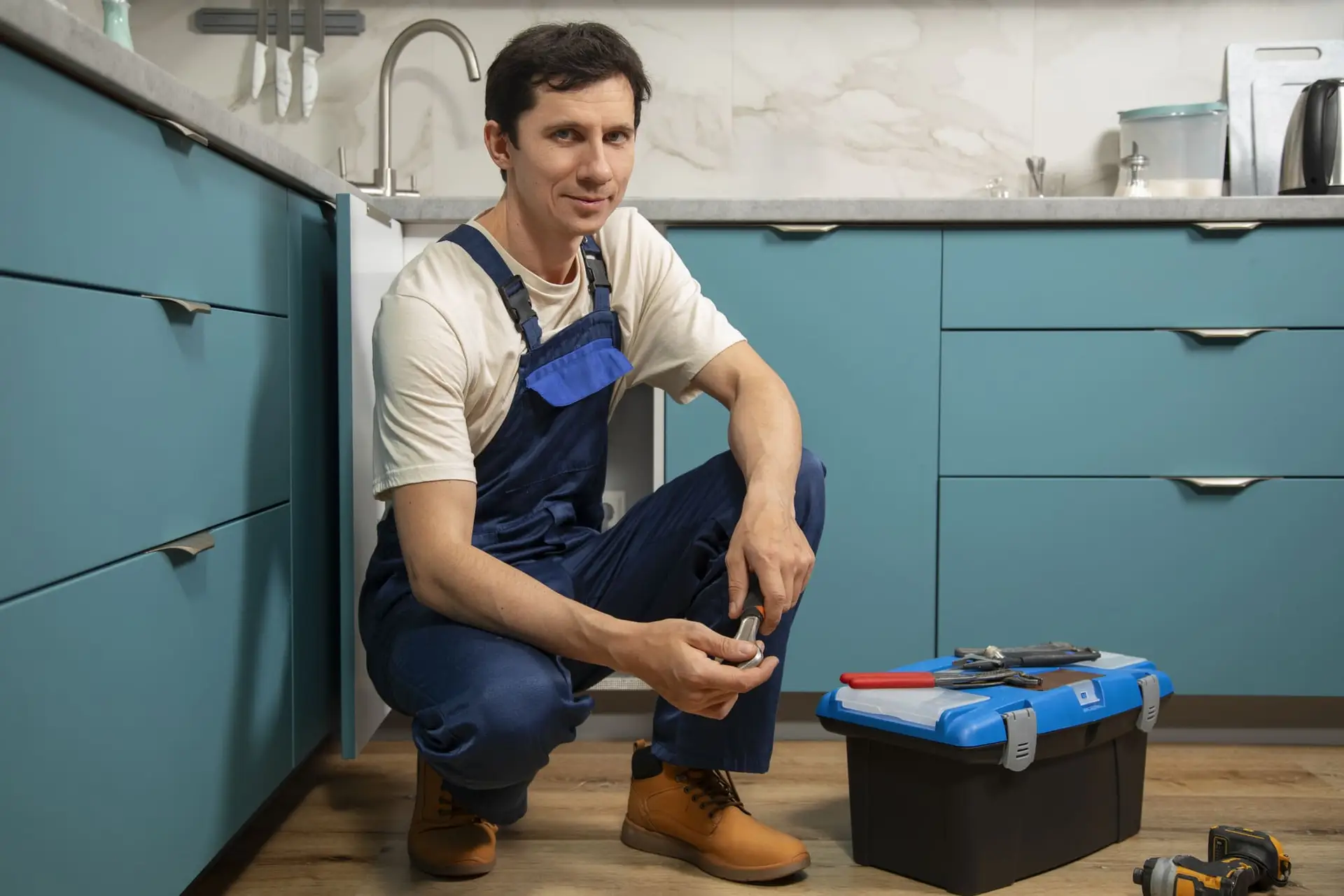 débouchage canalisation Liège réalisé par un plombier dans une cuisine moderne