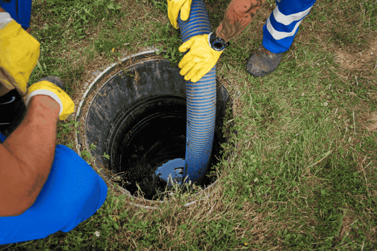équipe de l'entreprise Mertens débouchage canalisation Charleroi règlent le problème de canalisation.