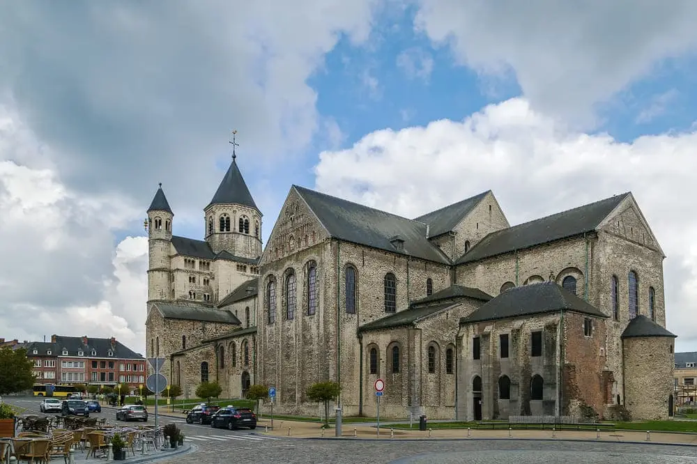 L'abbaye de Nivelles est une ancienne abbaye impériale du Saint Empire romain fondée vers 650. Il est situé dans la ville de Nivelles, dans la province de Walloon Brabant, Belgique
