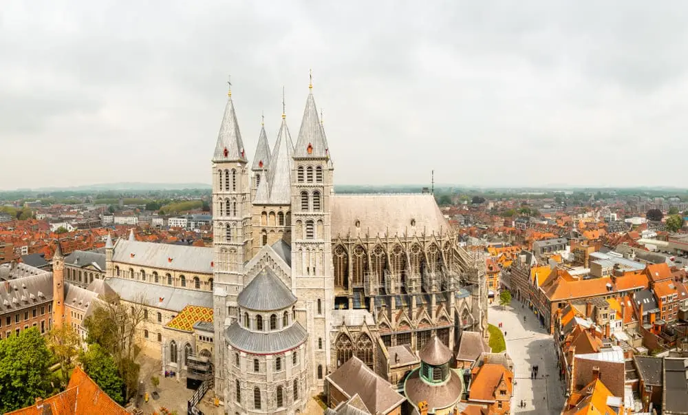 Débouchage Tournai : Tours de Notre-Dame de Tournai et rues environnantes avec panorama de vieux bâtiments, Cathédrale Notre-Dame, Tournai, commune wallonnie, Belgique.