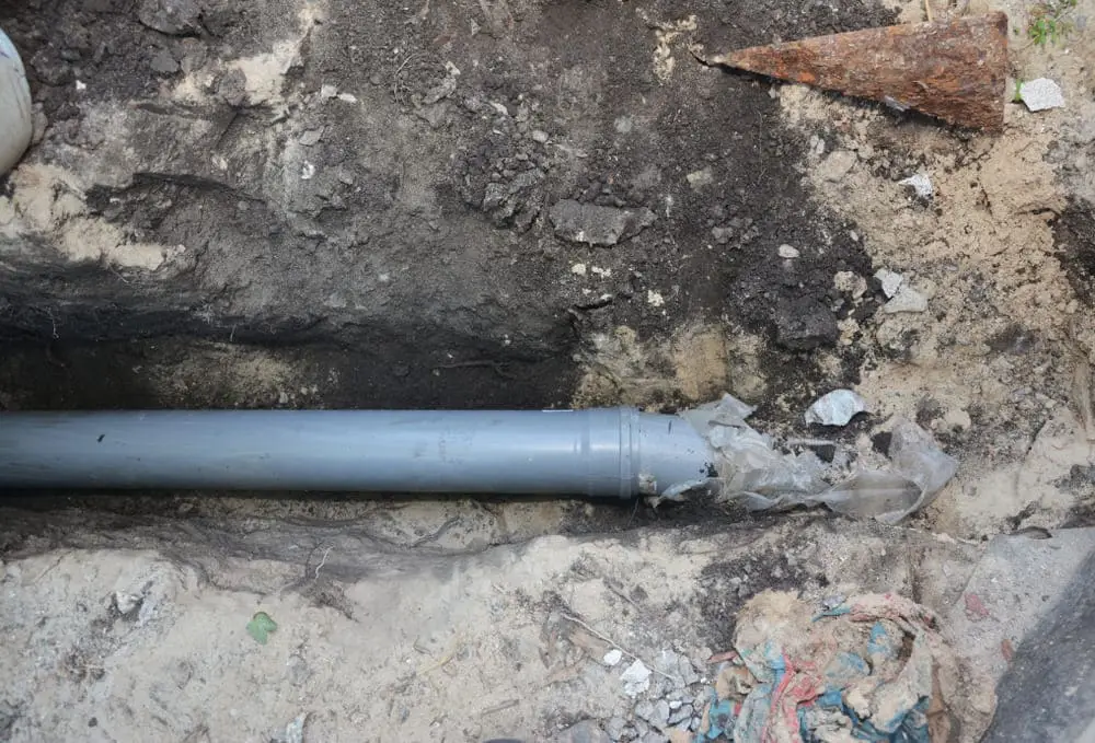 Débouchage Wavre Waver : Installation d'une canalisation d'égout dans une tranchée