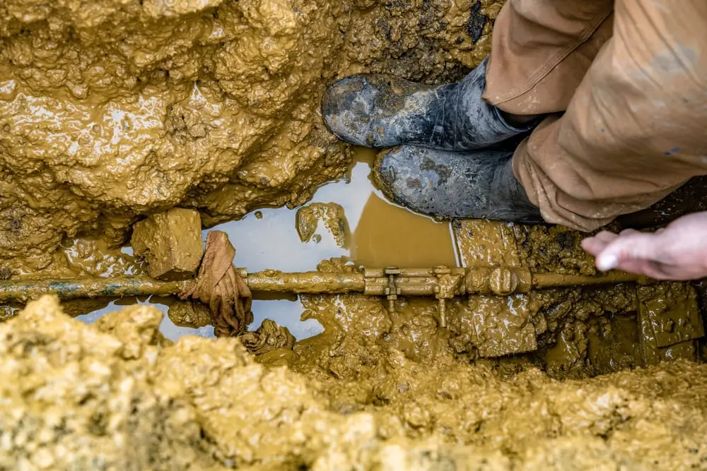 Débouchage Zaventem : Un plombier utilise une hydro-excavatrice pour réparer une fuite dans une conduite d'eau principale. Une équipe d'excavation utilise un aspirateur hydraulique pour accéder à une fuite dans une conduite d'eau principale.