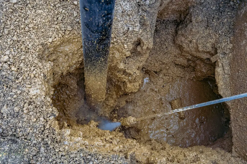Débouchage Zaventem : Un plombier utilise une hydro-excavatrice pour réparer une fuite dans une conduite d'eau principale. Une équipe d'excavation utilise un aspirateur hydraulique pour accéder à une fuite dans une conduite d'eau principale.