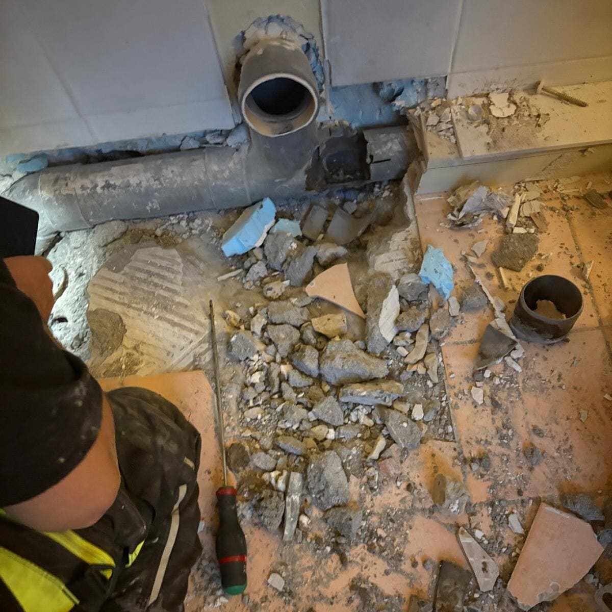 un professionnel effectuant un débouchage WC Etterbeek en Belgique