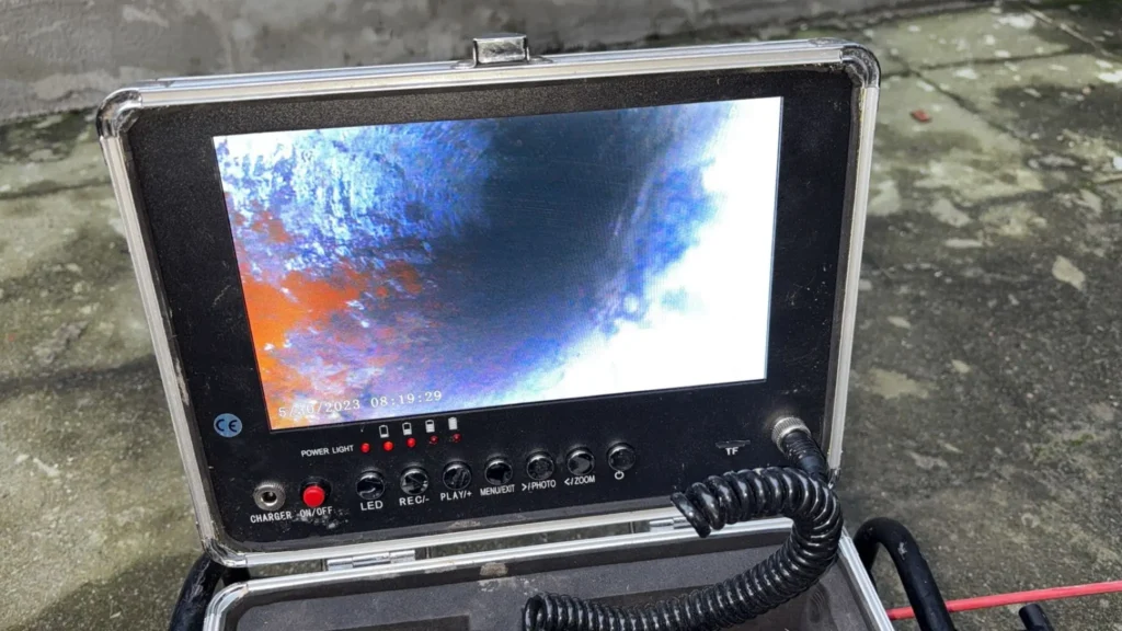Inspection vidéo d'une canalisation bouchée, montrant l’intérieur le problème avec une caméra professionnelle