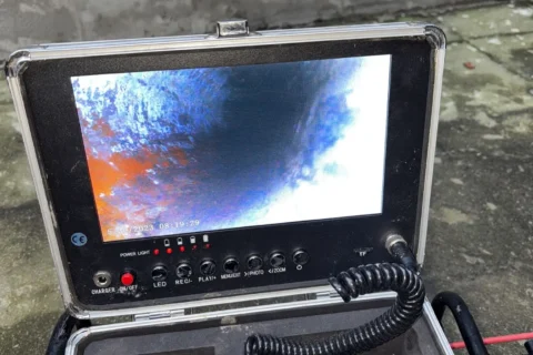 Inspection vidéo d'une canalisation bouchée, montrant l’intérieur le problème avec une caméra professionnelle