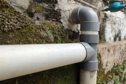 Intervention de débouchage à Liège pour une canalisation à l'extérieure.