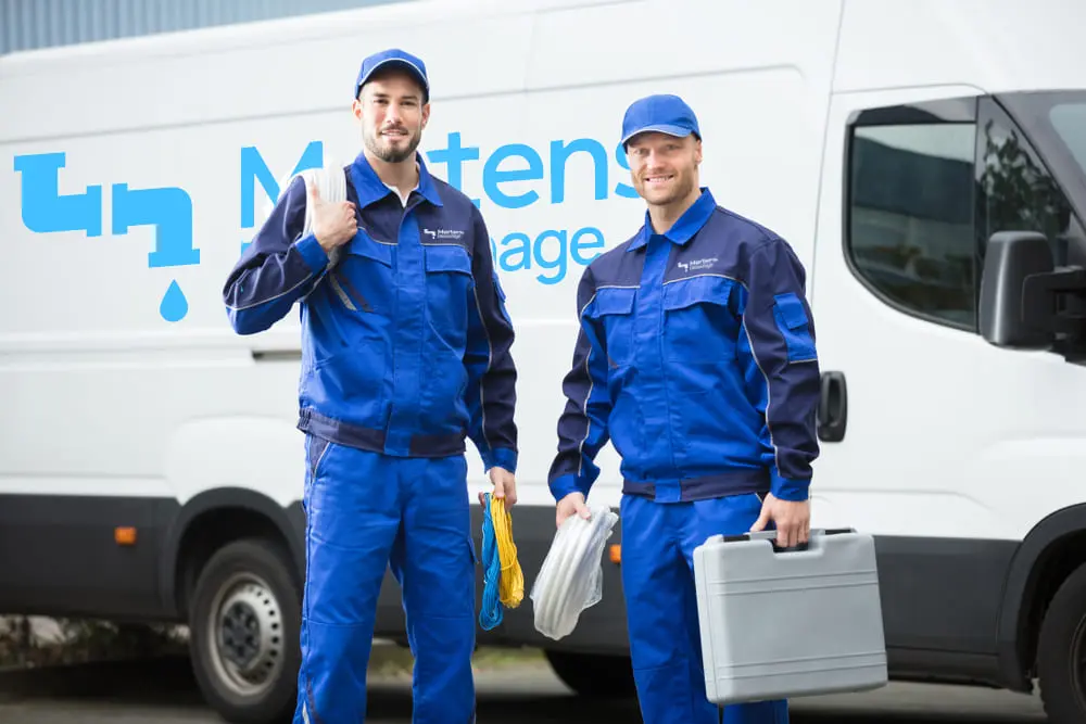 Équipe professionnelle de débouchage à Bruxelles en urgence près de chez vous avec leur véhicule.