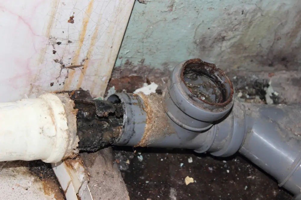 Canalisation fortement bouchée dans une habitation à Dinant nécessitant un débouchage professionnel